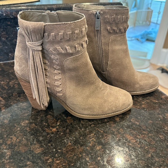 Jessica Simpson taupe suede fringe booties sz7 - Picture 2 of 6